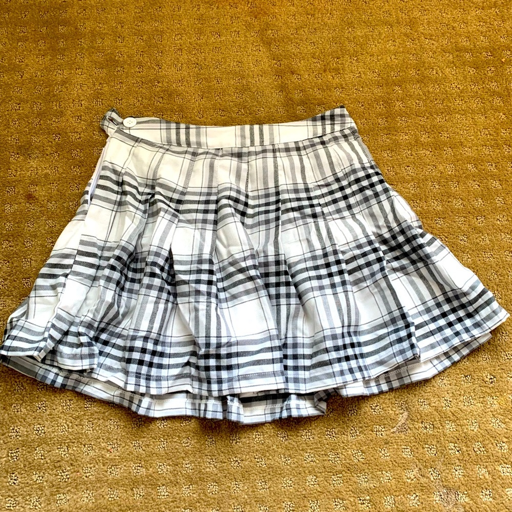 Forever 21 pleaded black and white striped skirt